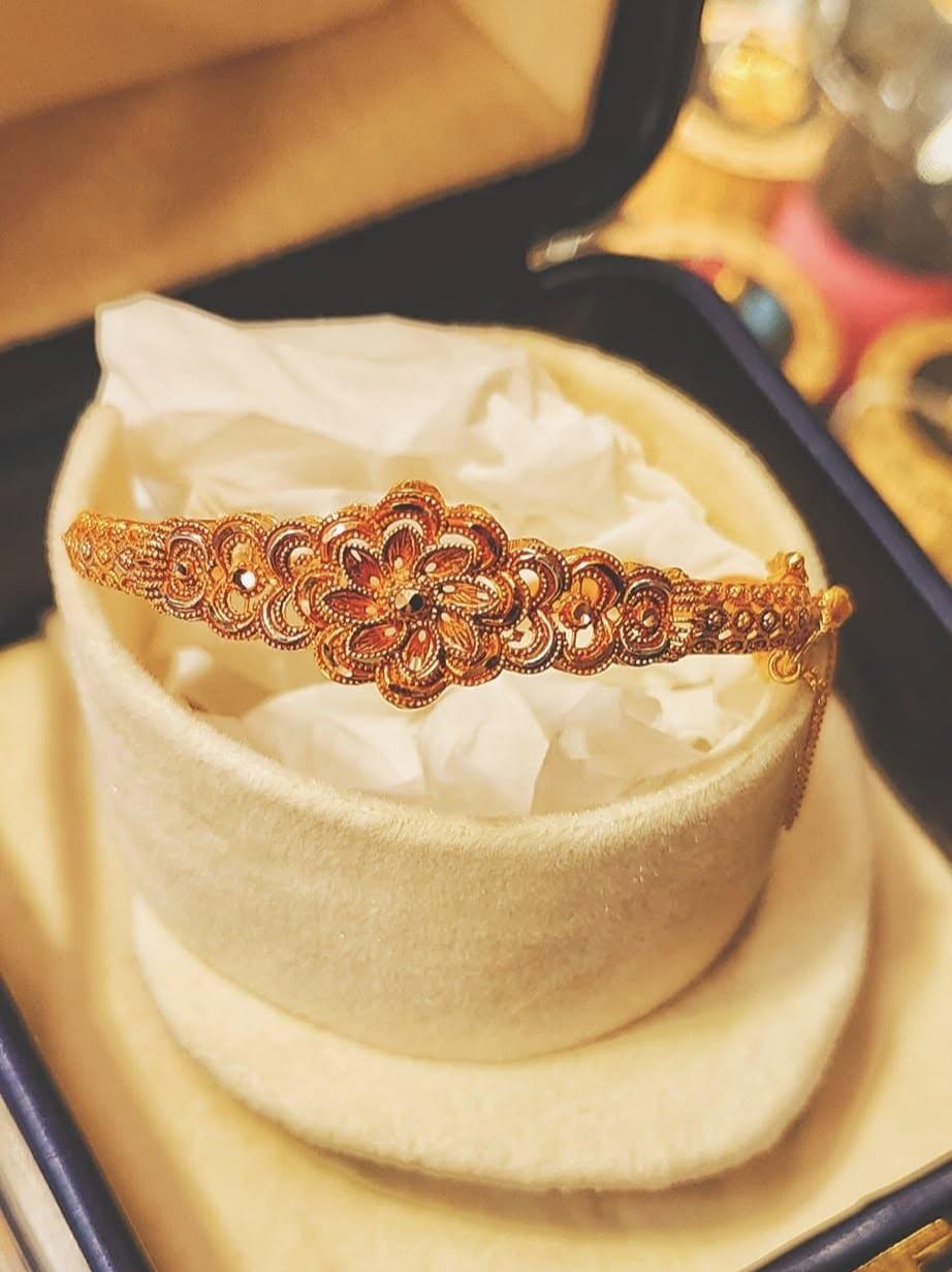 Intricate 22K gold kangan (bangle) from the collection at Shakeel Gems & Jewellers (Shakeel Saraf), Mansehra